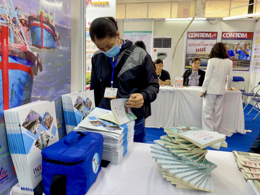 Nhiều người quan tâm và đánh giá cuốn cẩm nang “Những điều cần biết về đánh bắt hải sản”, do báo Pháp Luật TP.HCM chủ biên có ý nghĩa với bà con ngư dân. Ảnh: CHÂU ANH