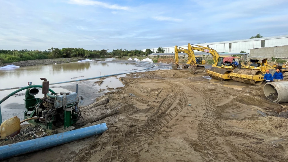 Hai dự án thành phần thuộc cao tốc Bắc - Nam phía Đông, đoạn từ TP Cần Thơ đến Cà Mau với tổng nhu cầu cát đắp hơn 18 triệu m3 đang gặp khó khăn về nguồn cung. Ảnh: CHÂU ANH
