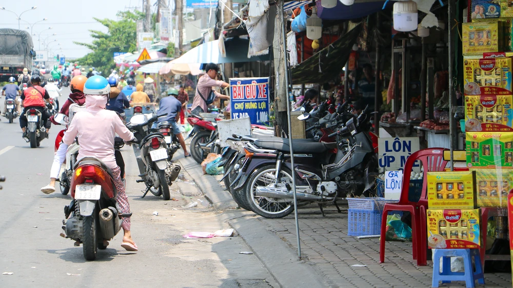 Một số chợ trên địa bàn TP Cần Thơ vẫn còn tình trạng tiểu thương lấn chiếm lòng, lề đường để mua bán. Ảnh: CHÂU ANH Một số chợ trên địa bàn TP Cần Thơ vẫn còn tình trạng tiểu thương lấn chiếm lòng, lề đường để mua bán. Ảnh: CHÂU ANH