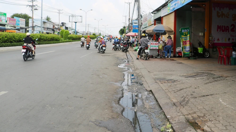 Tình trạng các hộ kinh doanh lấn chiếm lòng, lề đường để bày bán hàng hóa gây cản trở giao thông, mất trật tự. Ảnh: CHÂU ANH Tình trạng các hộ kinh doanh lấn chiếm lòng, lề đường để bày bán hàng hóa gây cản trở giao thông, mất trật tự. Ảnh: CHÂU ANH