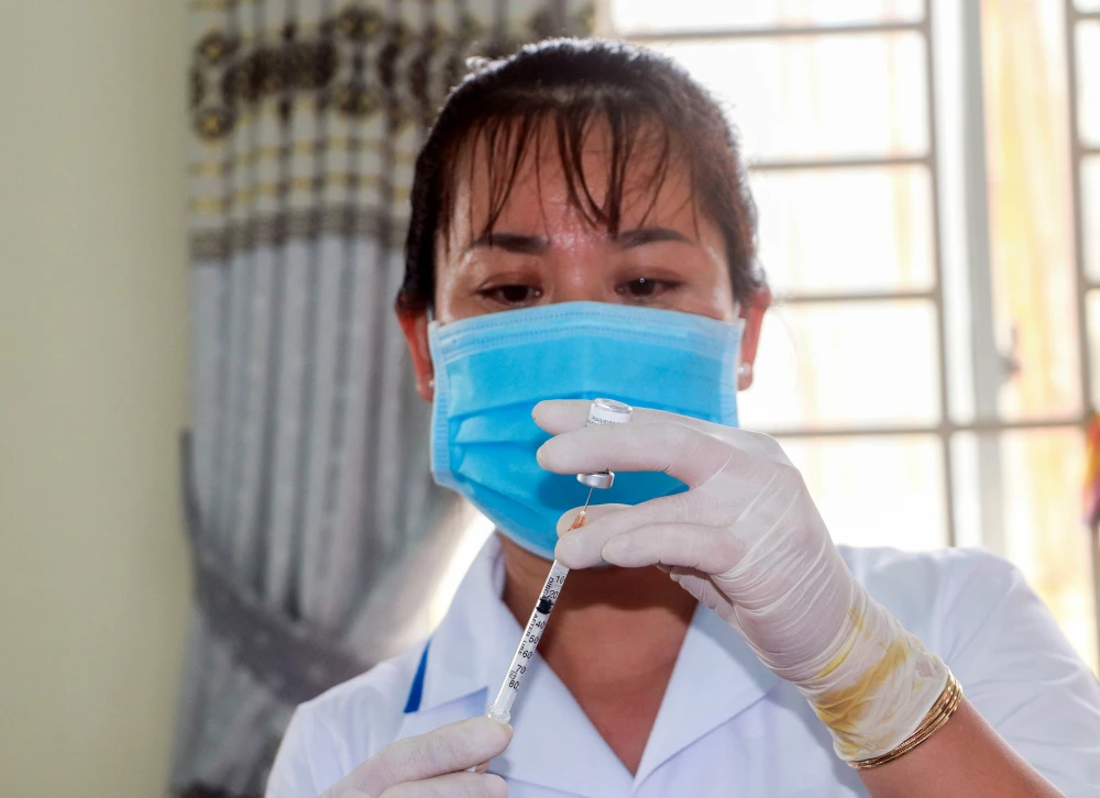 UBND tỉnh Hậu Giang yêu cầu Sở Y tế đẩy nhanh tiến độ tiêm vaccine phòng COVID-19 khi được Bộ Y tế phân bổ. Ảnh: CHÂU ANH