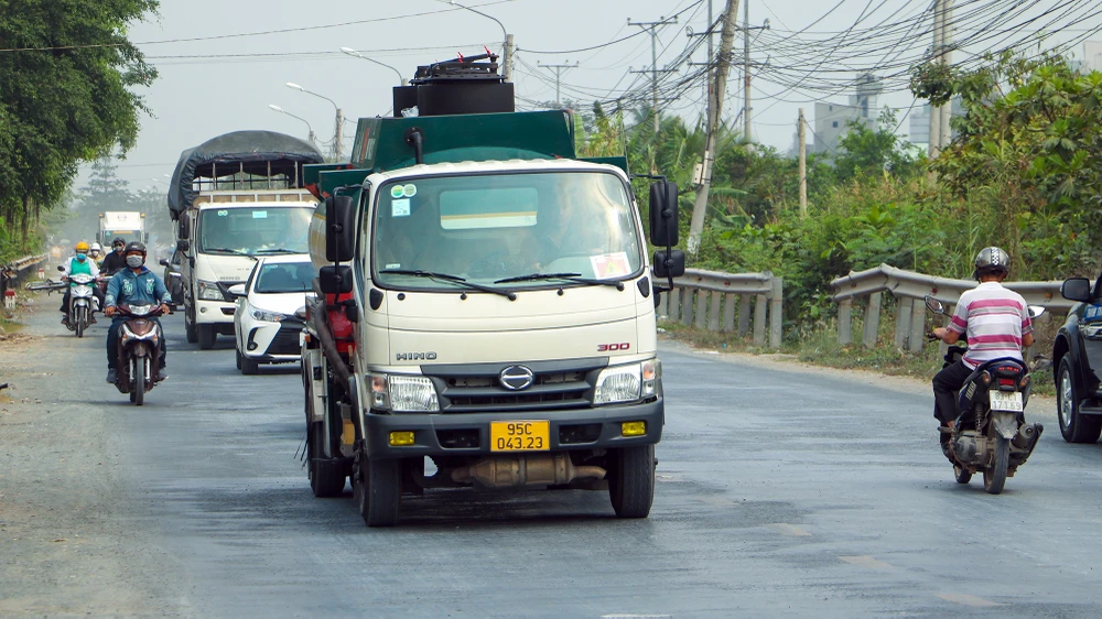 Quốc lộ 91B (Quốc lộ Nam Sông Hậu) đã được đầu tư từ lâu, hiện xuống cấp, hư hỏng, không đáp ứng được nhu cầu vận tải. Ảnh: CHÂU ANH