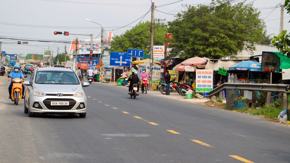 Một số đoạn qua thị trấn, thị tứ trên Quốc lộ 91B đã được đầu tư theo quy mô hai làn xe cơ giới không đáp ứng được nhu cầu vận tải của tuyến đường. Ảnh: CHÂU ANH
