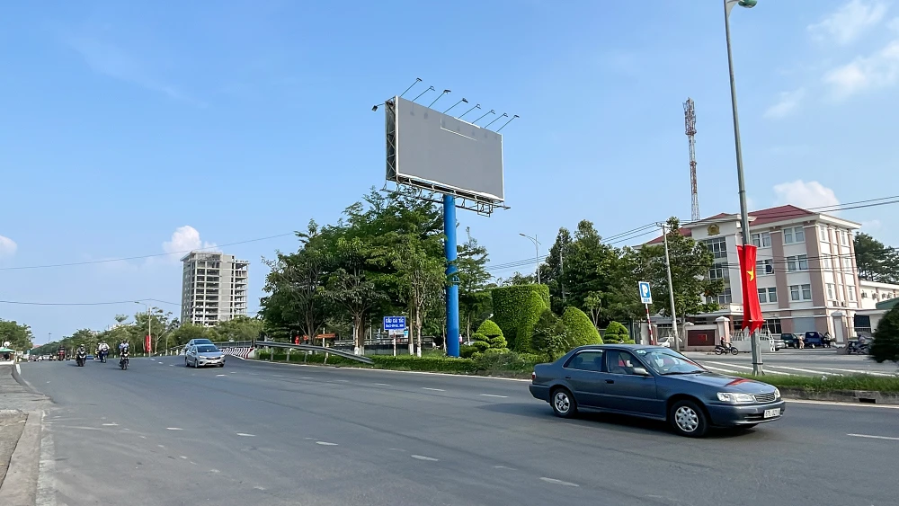 Bảng quảng cáo trang web cá độ bóng đá trên đường Võ Nguyên Giáp (quận Cái Răng, TP Cần Thơ) đã được gỡ bỏ. Ảnh: CHÂU ANH