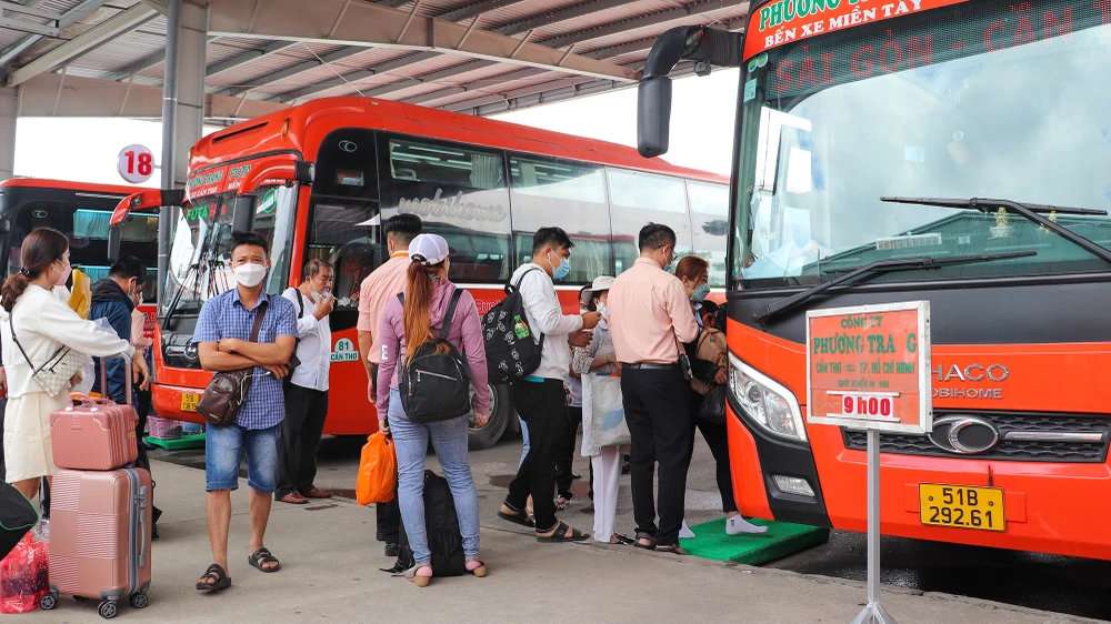 Chủ tịch UBND TP Cần Thơ yêu cầu Sở GTVT chủ trì, phối hợp với các địa phương và các đơn vị kinh doanh vận tải xây dựng phương án tổ chức vận tải đáp ứng nhu cầu đi lại của người dân. Ảnh minh họa: CHÂU ANH