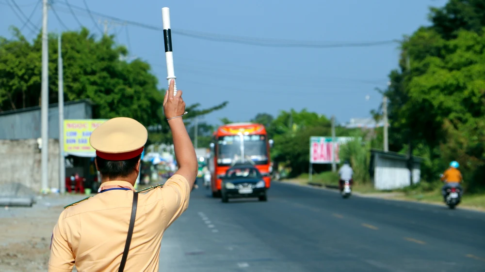 Chủ tịch UBND TP Cần Thơ yêu cầu Công an TP chỉ đạo Công an các địa phương tăng cường công tác tuần tra, kiểm soát, xử lý nghiêm các hành vi vi phạm TTATGT đường bộ, đường thủy. Ảnh minh họa: CHÂU ANH