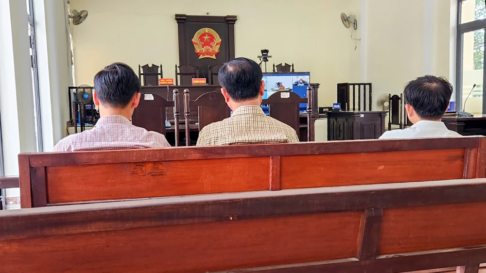 HĐXX TAND Cấp cao tại TP.HCM cho rằng vụ việc còn nhiều vấn đề cần xem xét thêm, do đó, HĐXX quyết định dừng phiên xử. Ảnh: CHÂU ANH