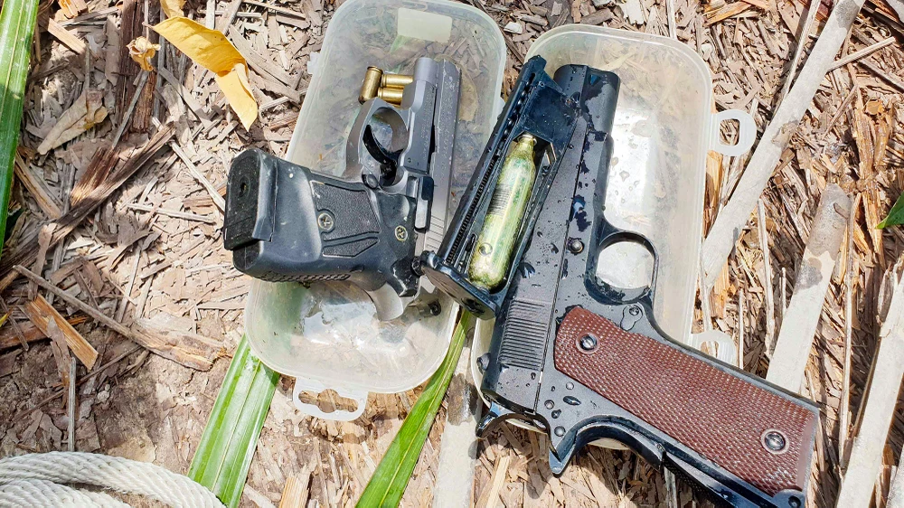 Hai khẩu súng mà Phát và Khánh dùng thị uy các sà lan cát khác được Công an tìm thấy. Ảnh: THẾ PHONG Hai khẩu súng mà Phát và Khánh dùng thị uy các sà lan cát khác được Công an tìm thấy. Ảnh: THẾ PHONG