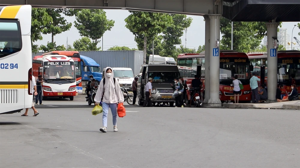 Anh Nguyễn Tiền Giang, chạy tuyến cố định Cần Thơ - Sóc Trăng, bày tỏ: “Vừa qua đợt dịch bà con mình thất nghiệp khá nhiều, nên nhà xe không có đề nghị tăng giá vé như hỗ trợ cho bà con về quê sum họp với gia đình dịp lễ. Hồi lúc Tết Nguyên đán chúng tôi cũng không có tăng giá vé”.