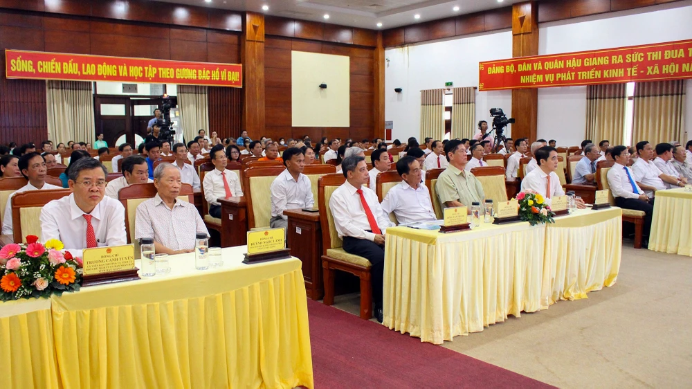 Hậu Giang tổ chức Họp mặt kỷ niệm 48 năm Ngày giải phóng miền Nam, thống nhất đất nước, 137 năm Ngày Quốc tế Lao động và 50 năm chiến thắng 75 lượt tiểu đoàn địch của Quân và dân khu 9. Ảnh: TRƯỜNG SƠN