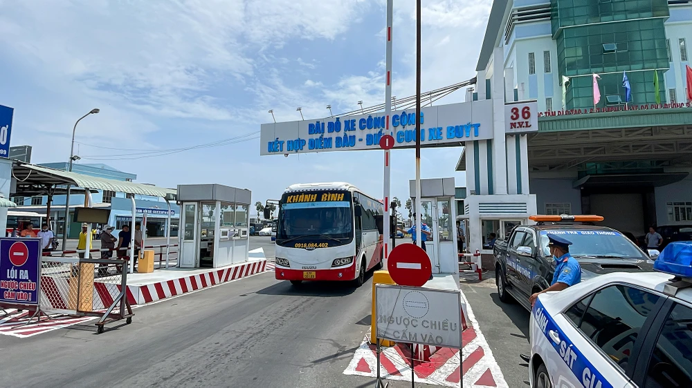 Theo trình bày của người điều khiển và chủ xe, nơi đây là điểm nhận hàng hóa từ hồi dịch COVID-19, sau đó, khách hàng quen dần nên sau khi rước khách ở bến xe Trung tâm thì ghé địa điểm này để nhận hàng hóa. Ảnh: CHÂU ANH