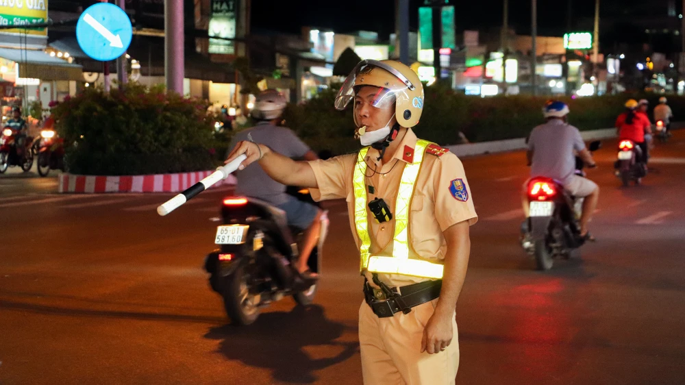 Ban ATGT TP Cần Thơ lập đoàn liên ngành ra quân kiểm tra, xử lý các hành vi vi phạm liên quan rượu bia trên địa bàn TP. Ảnh: CHÂU ANH