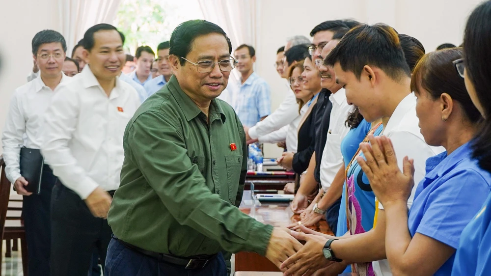Thủ tướng Phạm Minh Chính tiếp xúc cử tri là DN và công nhân lao động trên địa bàn TP Cần Thơ. Ảnh: PHƯƠNG QUANG