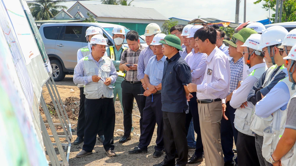 Thứ trưởng Bộ GTVT bày tỏ không hài lòng trước việc tổ chức thi công của một số nhà thầu chưa tương xứng với quy mô của dự án cao tốc. Ảnh: CHÂU ANH