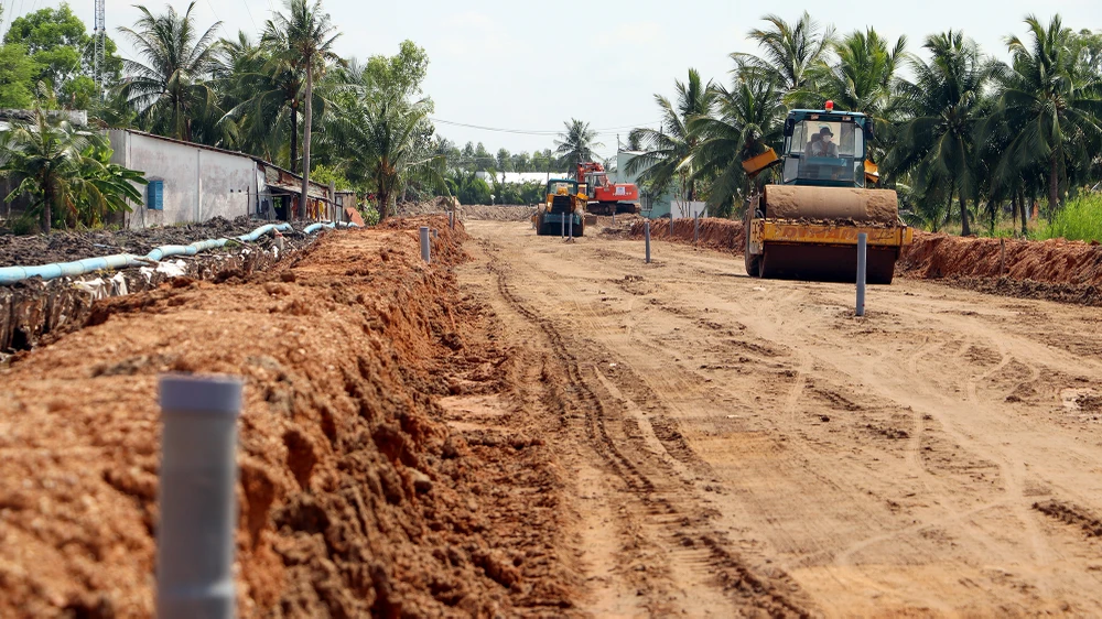 Xe ô tô đã có thể lưu thông trên nền cát biển sau hơn bốn tháng khởi công. Ảnh: CHÂU ANH