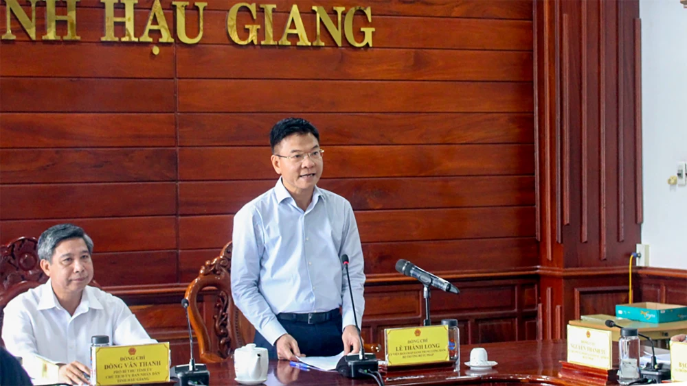 Bộ trưởng Bộ Tư pháp Lê Thành Long đề nghị tỉnh Hậu Giang đẩy mạnh ứng dụng công nghệ thông tin, chuyển đổi số trong lĩnh vực tư pháp. Ảnh: BẢO BẢO