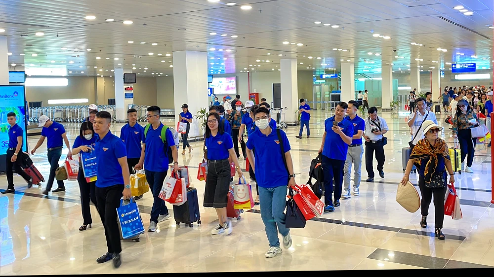 Từ ngày 25-4 đến ngày 26-5, đường bay Vân Đồn - Cần Thơ khai thác được 16 lượt chuyến bay, vận chuyển gần 1.600 hành khách và khoảng 1,9 tấn hàng hóa. Ảnh: CHÂU ANH