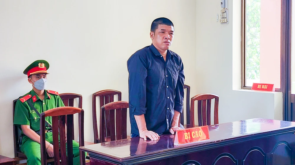 Bị cáo Phạm Đức Bình bị TAND tỉnh Kiên Giang tuyên phạt 20 năm tù tội giết người. Ảnh: VĂN VŨ