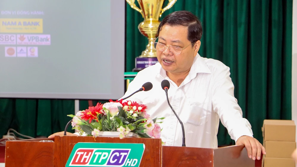 Ông Tăng Quang Anh, Giám đốc Đài Phát thanh - Truyền hình Cần Thơ cho biết Giải bóng đá sân 7 tranh cúp Truyền hình Cần Thơ lần đầu tiên được tổ chức. Ảnh: CHÂU ANH