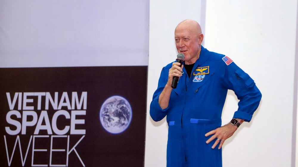 Ông Michael Koetsier, đại diện đoàn Phi hành gia NASA chia sẻ những câu chuyện về công việc, sinh hoạt, nghiên cứu trên trạm không gian. Ảnh: CHÂU ANH