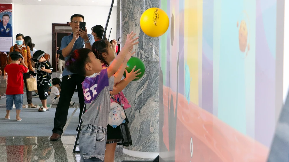 Trẻ em hào hứng trải nghiệm các hoạt động tại sự kiện Tuần lễ NASA Việt Nam tổ chức tại TP Vị Thanh, tỉnh Hậu Giang. Ảnh: CHÂU ANH