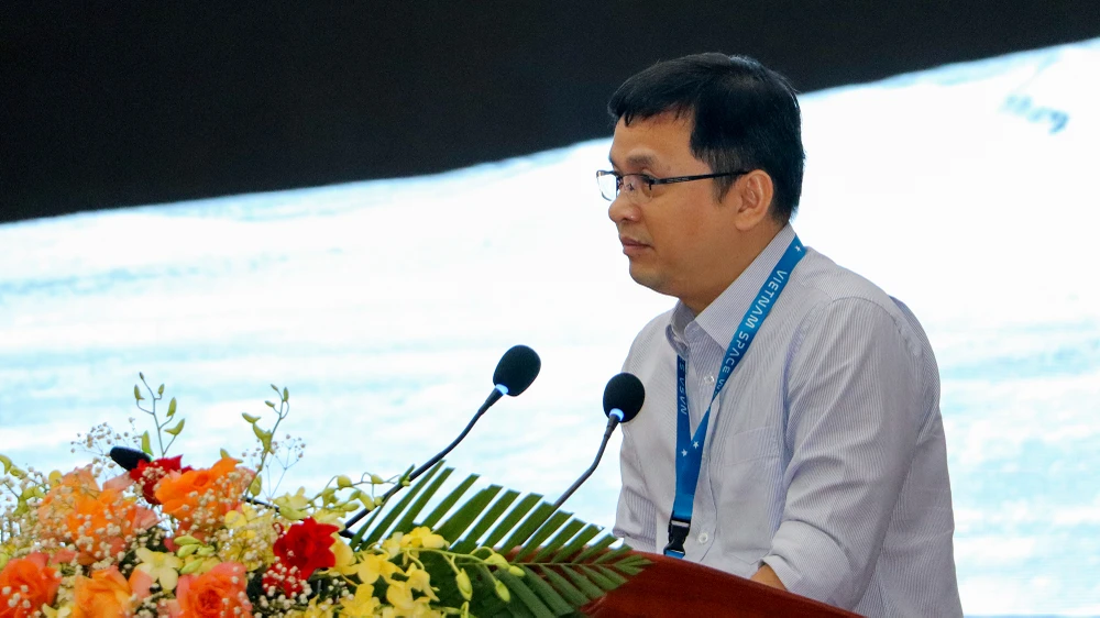 Ông Lâm Nguyễn Hải Long, Chủ tịch Hội Tin học TP.HCM, cho rằng sự kiện là cơ hội để sinh viên, học sinh các địa phương vùng ĐBSCL tìm hiểu thêm quá trình cống hiến của các phi hành gia dành cho khoa học. Ảnh: CHÂU ANH