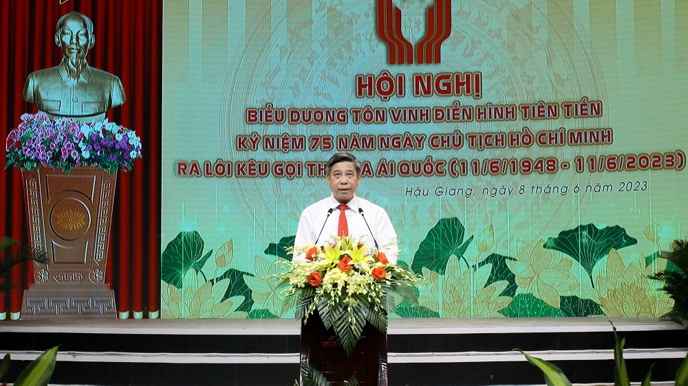 Theo ông Đồng Văn Thanh, Chủ tịch UBND tỉnh Hậu Giang, vẫn còn nhiều tấm gương thầm lặng khác đang cống hiến cần được tiếp tục phát hiện, lan tỏa và nhân rộng. Ảnh: GIA NGUYỄN Theo ông Đồng Văn Thanh, Chủ tịch UBND tỉnh Hậu Giang, vẫn còn nhiều tấm gương thầm lặng khác đang cống hiến cần được tiếp tục phát hiện, lan tỏa và nhân rộng. Ảnh: GIA NGUYỄN