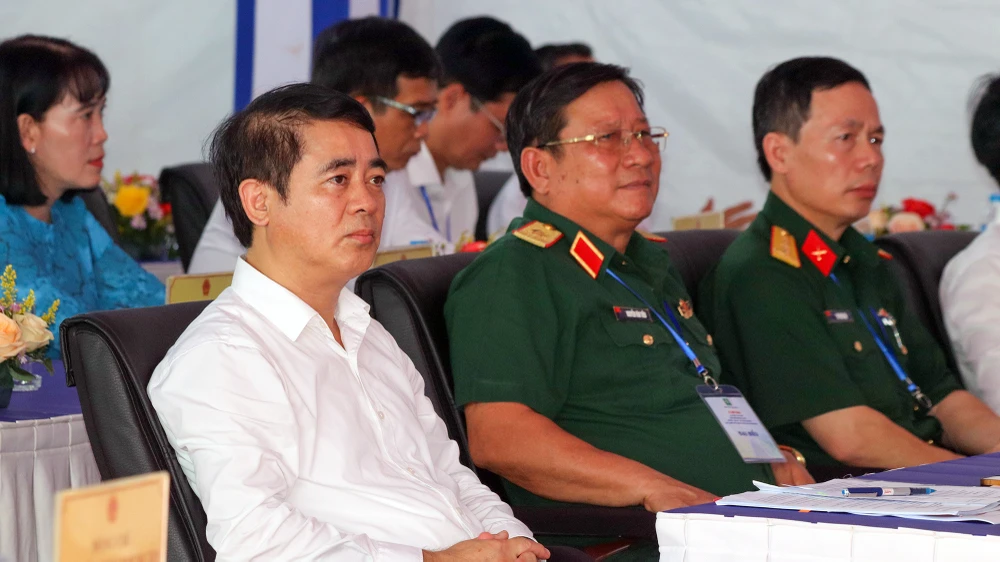 Ông Nghiêm Xuân Thành (áo trắng), Bí thư Tỉnh ủy Hậu Giang dự dự Lễ khởi công dự án thành phần 3 thuộc dự án cao tốc Châu Đốc - Cần Thơ - Sóc Trăng. Ảnh: CHÂU ANH