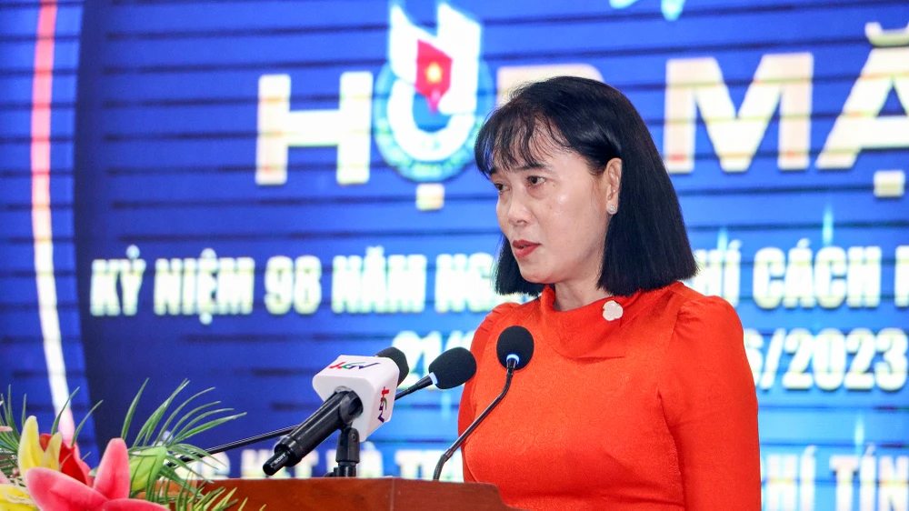 Phó Chủ tịch UBND tỉnh Hậu Giang đề nghị trong thời gian tới, báo chí cần phát huy hơn nữa vai trò trong công tác phản ánh chính sách, nhất là các vấn đề bức xúc, nổi cộm mà người dân và doanh nghiệp quan tâm. Ảnh: CHÂU ANH
