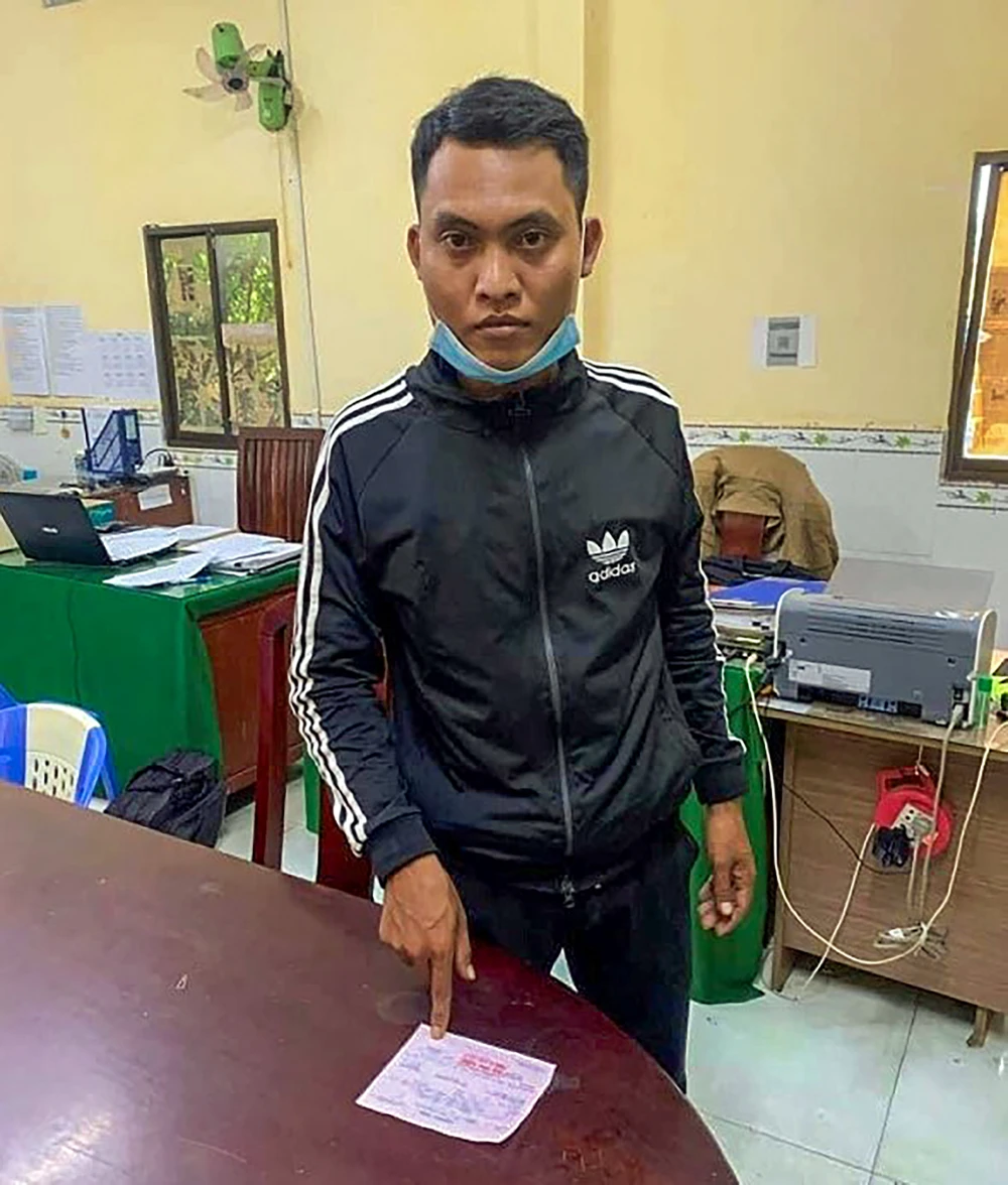 Đối tượng Kim Phương tại cơ quan công an. Ảnh: CAST