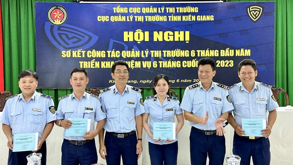 ÔÔng Lê Khánh Hưng, Cục trưởng Cục Quản lý thị trường Kiên Giang đã biểu dương các tập thể, cá nhân đạt thành tích xuất sắc trong 6 tháng đầu năm 2023. Ảnh: DMS