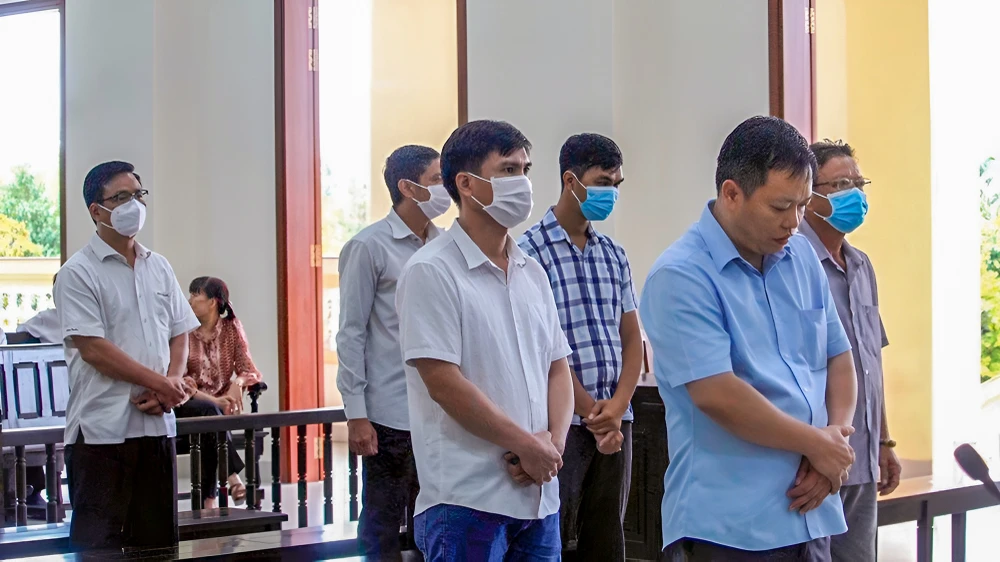 Tháng 8-2022, xử phúc thẩm, TAND Cấp cao tại TP.HCM đã chấp nhận kháng nghị, tuyên hủy án sơ thẩm, giao hồ sơ cho VKSND TP Cần Thơ truy tố, xét xử lại, trong đó có xem xét về tội danh đối với bị cáo Nguyễn Huỳnh Đạt Nhân (áo xanh, đứng đầu). Ảnh: NHẪN NAM Tháng 8-2022, xử phúc thẩm, TAND Cấp cao tại TP.HCM đã chấp nhận kháng nghị, tuyên hủy án sơ thẩm, giao hồ sơ cho VKSND TP Cần Thơ truy tố, xét xử lại, trong đó có xem xét về tội danh đối với bị cáo Nguyễn Huỳnh Đạt Nhân (áo xanh, đứng đầu). Ảnh: NHẪN NAM