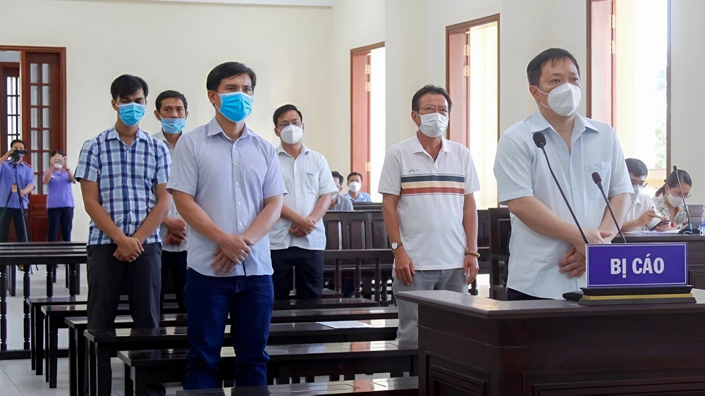 Tháng 1-2022, xử sơ thẩm, TAND TP Cần Thơ tuyên cả sáu bị cáo không phạm tội, sau đó, VKSND cùng cấp có kháng nghị, đề nghị hủy án sơ thẩm để xét xử lại. Ảnh: NHẪN NAM Tháng 1-2022, xử sơ thẩm, TAND TP Cần Thơ tuyên cả sáu bị cáo không phạm tội, sau đó, VKSND cùng cấp có kháng nghị, đề nghị hủy án sơ thẩm để xét xử lại. Ảnh: NHẪN NAM