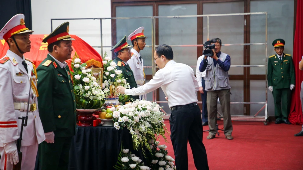 Ông Nguyễn Văn Hiếu, Bí thư Thành ủy TP Cần Thơ, thắp hương viếng ông Lê Phước Thọ. Ảnh: BT