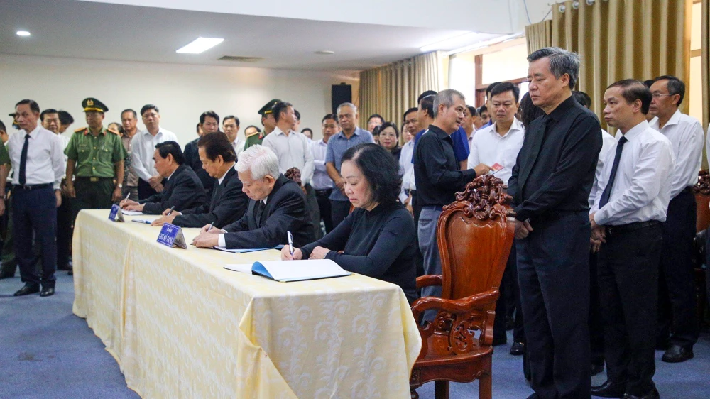 Bà Trương Thị Mai, Ủy viên Bộ Chính trị, Thường trực Ban Bí thư, Trưởng ban Tổ chức Trung ương và các lãnh đạo, nguyên lãnh đạo Đảng, Nhà nước ghi sổ tang. Ảnh: BT
