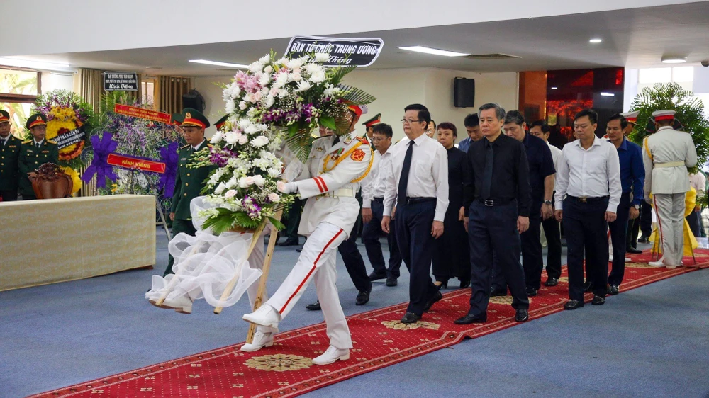 Các đoàn Trung ương, các bộ, ban, ngành, các địa phương đến viếng ông Lê Phước Thọ và chia buồn cùng gia quyến. Trong ảnh: Đoàn ban Tổ chức Trung ương vào viếng. Ảnh: BT