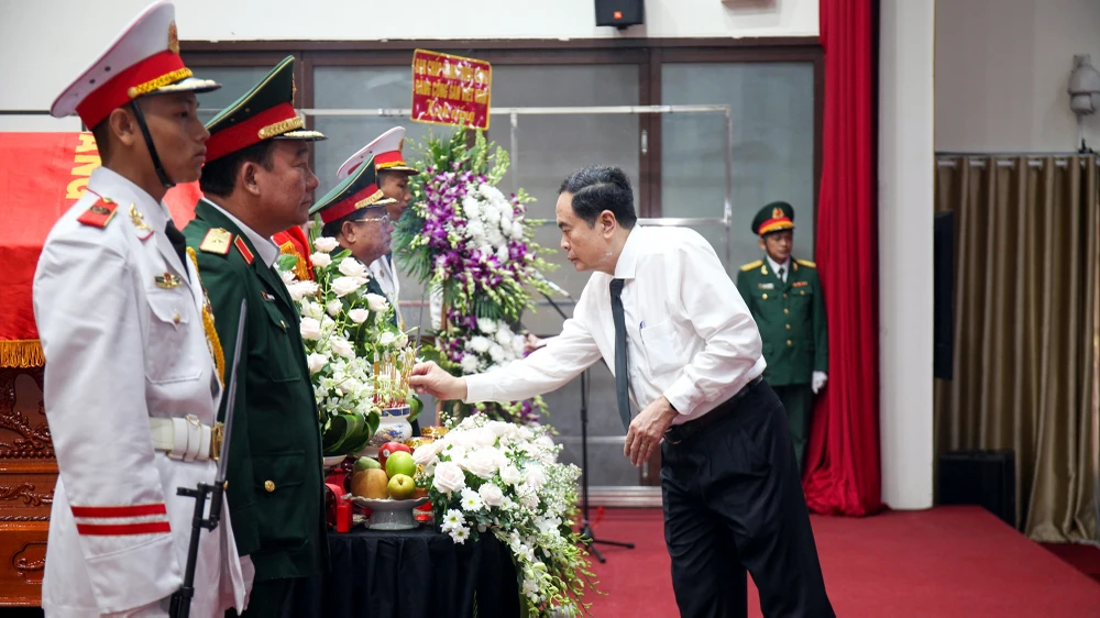 Ông Trần Thanh Mẫn, Ủy viên Bộ Chính trị, Phó Chủ tịch Thường trực Quốc hội, viếng nguyên Trưởng ban Tổ chức Trung ương Lê Phước Thọ. Ảnh: BT