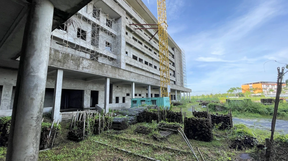 Đến nay tổng giá trị khối lượng liên danh nhà thầu đã thực hiện ước đạt khoảng 21% so với tổng giá trị khối lượng theo hợp đồng dự án xây dựng bệnh viện Ung bướu Cần Thơ. Ảnh: CHÂU ANH