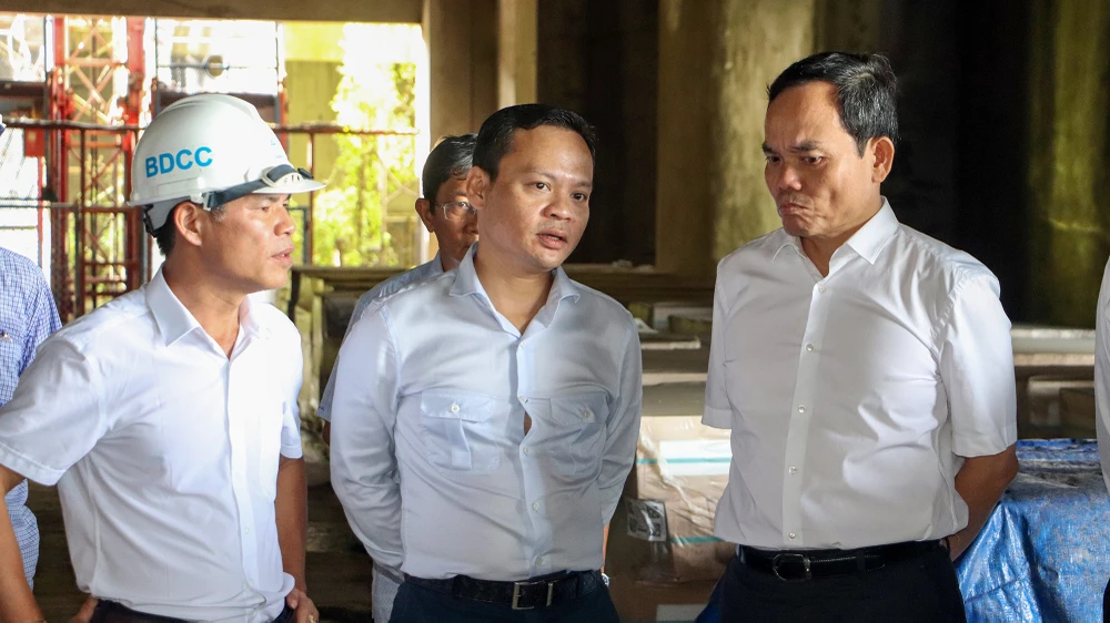 Phó Thủ tướng Trần Lưu Quang (bìa phải) dẫn đầu đoàn công tác đến kiểm tra dự án BV Ung bướu TP Cần Thơ. Ảnh: CHÂU ANH