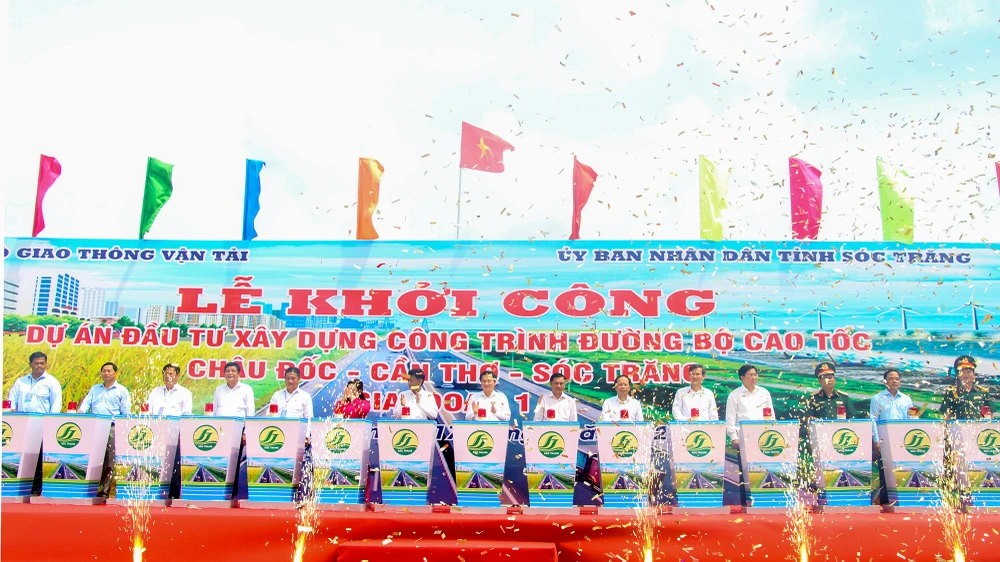 Dự án thành phần 4 (thuộc dự án đầu tư xây dựng đường bộ cao tốc Châu Đốc - Cần Thơ - Sóc Trăng giai đoạn 1) tổng mức đầu tư hơn 11.900 tỉ đồng, khởi công ngày 17-6. Ảnh: MỸ LỆ
