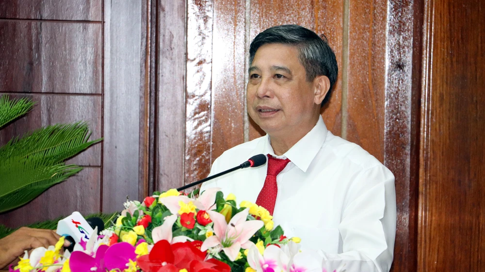 Ông Đồng Văn Thanh, Chủ tịch UBND tỉnh Hậu Giang thông tin về kết quả thực hiện Nghị quyết đại hội Đảng bộ tỉnh giữa nhiệm kỳ tại Hội nghị giao ban báo chí sáu tháng đầu năm 2023. Ảnh: CHÂU ANH