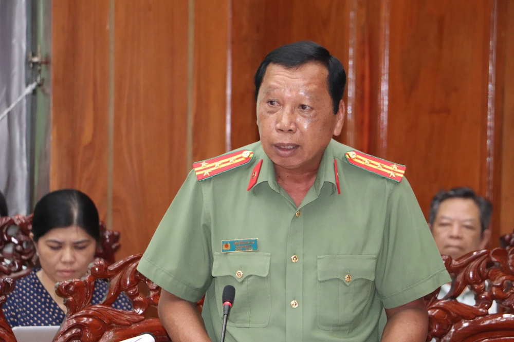 Đại tá Nguyễn Văn Giá, Phó Giám đốc Công an tỉnh Hậu Giang, cho biết sẽ ra quyết định truy nã nếu trong tuần sau vẫn chưa bắt được Trương Thanh Thiên. Ảnh: CHÂU ANH
