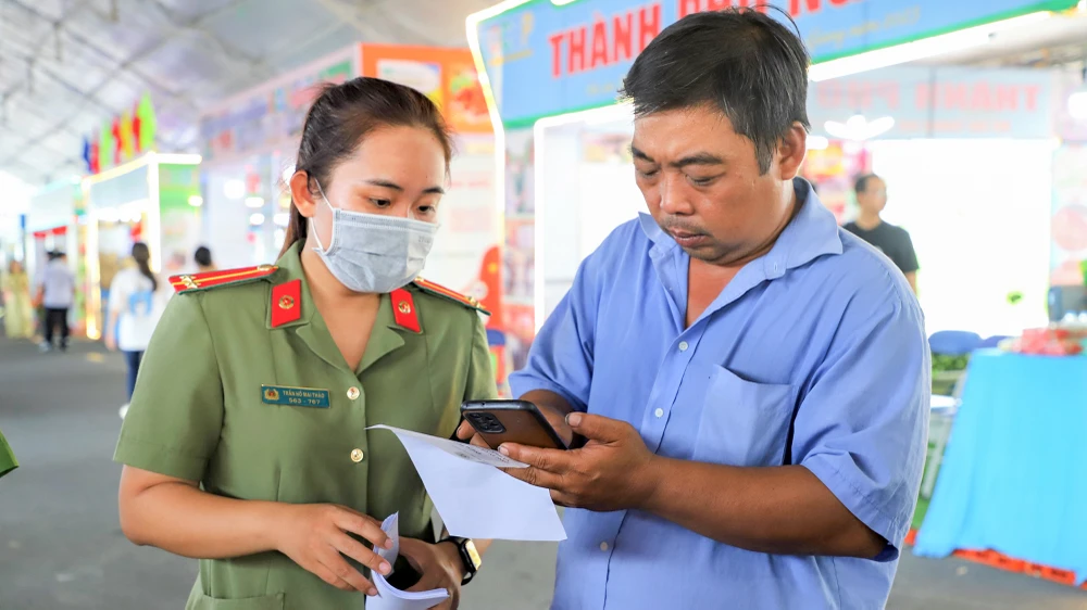 Trong ngày đầu tiên, có khoảng 500 người đã được các chiến sĩ công an hỗ trợ cài đặt, đăng ký, sử dụng ứng dụng VneID và đăng ký định danh điện tử mức độ 2. Ảnh: HOÀI XUYÊN