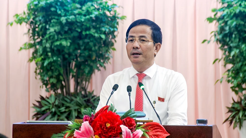 Ông Trần Văn Huyến, Phó Bí thư Thường trực Tỉnh ủy, Chủ tịch HĐND tỉnh Hậu Giang phát biểu khai mạc kỳ họp thứ 16 HĐND tỉnh khóa X, nhiệm kỳ 2021-2026. Ảnh: BẢO BẢO