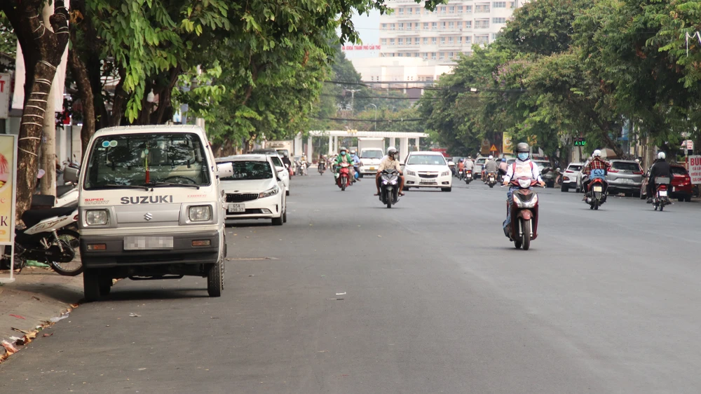 Sở GTVT TP Cần Thơ kiến nghị UBND TP xem xét không trình Hội đồng nhân dân thành phố xin chủ trương xây dựng đề án thu phí đỗ xe tại một số tuyến đường trung tâm TP. Ảnh: CHÂU ANH