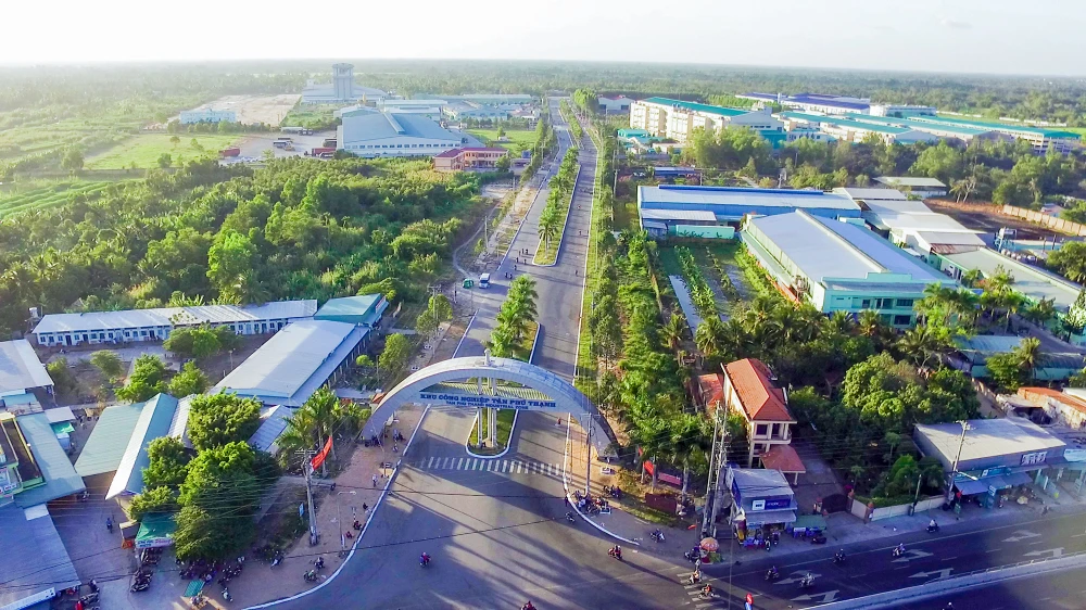 Hậu Giang sẽ tiếp tục quan tâm đến nông nghiệp, thương mại dịch vụ, nhưng trọng tâm vẫn là tập trung cho phát triển công nghiệp. Ảnh: CHÂU ANH