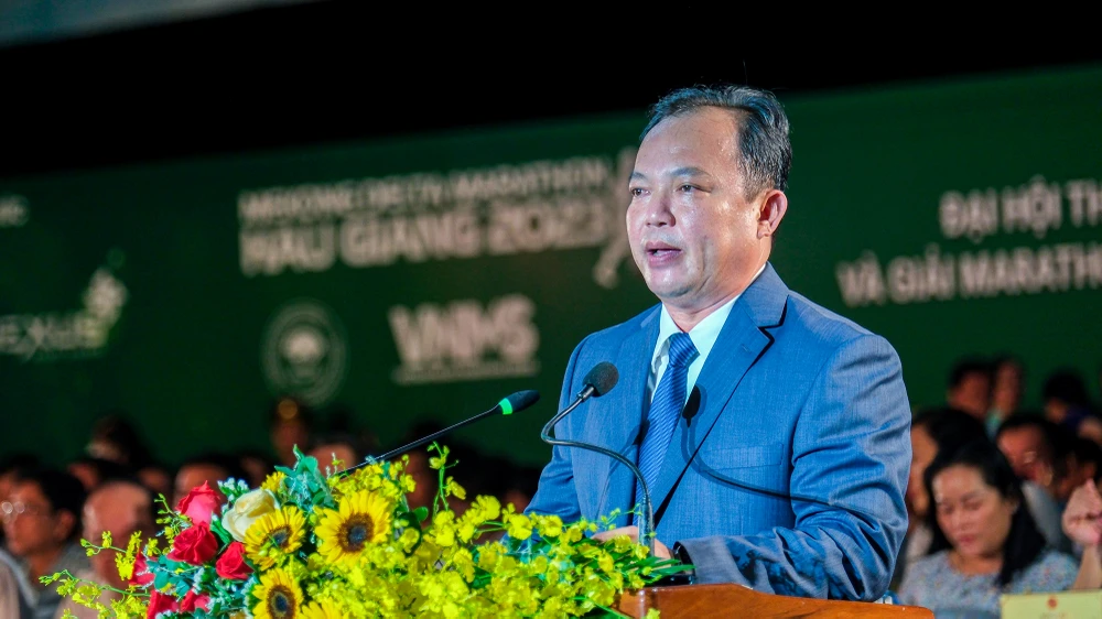 Ông Nguyễn Văn Hòa, Phó Chủ tịch UBND tỉnh Hậu Giang phát biểu khai mạc đại hội Thể thao ĐBSCL lần IX và giải Marathon quốc tế Mekong Delta lần thứ IV. Ảnh: TRƯƠNG TIẾN