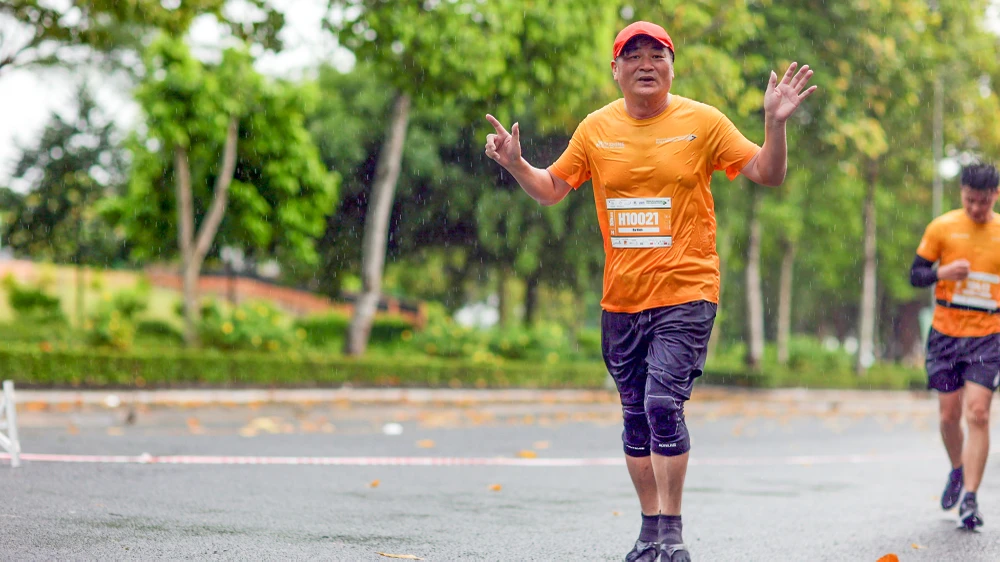 Runner Nguyễn Bá Hiên, đại diện Báo Quân đội nhân dân tại ĐBSCL tham gia giải marathon quốc tế Mekong Delta Hậu Giang năm 2023 ở cự ly 10km. Ảnh: BTC