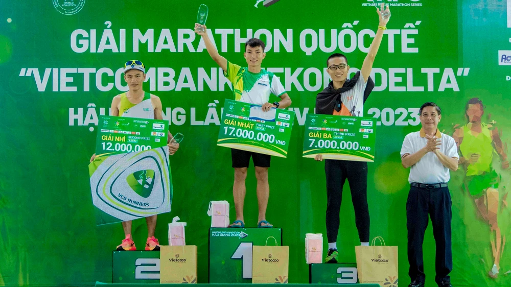 Runner Hoàng Nguyên Thanh phá vỡ kỷ lục ở cự ly 42km nam với thành tích 2 giờ 37 phút 4 giây. Ảnh: NGUYỄN DƯƠNG