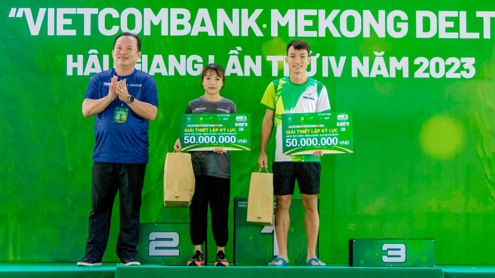Ở cự ly 42km nam, nữ hai runner Hoàng Nguyên Thanh và Lê Thị Tuyết đã phá kỷ lục. Ảnh: NGUYỄN DƯƠNG